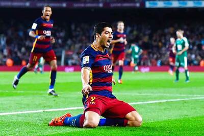 Luis Suarez scores hat-trick as Barcelona keep pace with Real Madrid