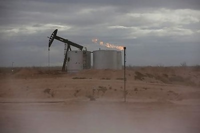 Oil Falls On U.S. Market Slide, Unexpected Rise In Inventories