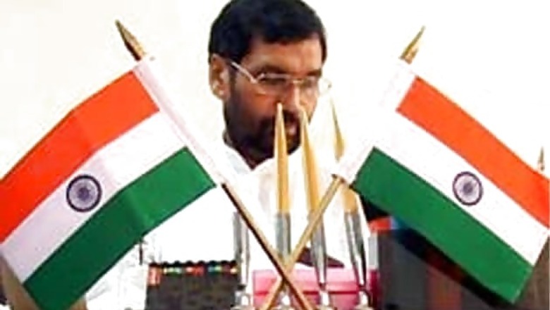 Nitish anxious about outcome of Guj polls: Paswan