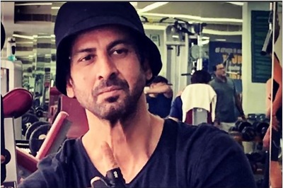 Coronavirus: Ronit Roy Shares Easy Steps to Make Protective Face Cover at Home Using T-shirt, Watch Video