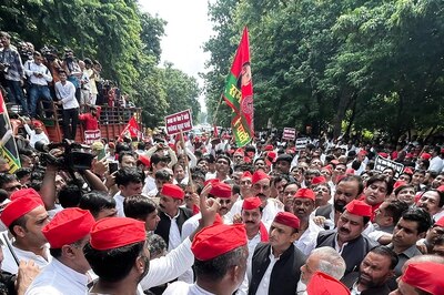 High Drama as SP Chief Akhilesh Yadav Stopped by Cops During 'Padyatra' to UP Assembly