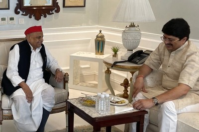 Raghuraj Pratap Singh ‘Raja Bhaiyya’ Meets Mulayam Singh Yadav, Calls it ‘Courtesy Meet’ Amidst Political Speculations