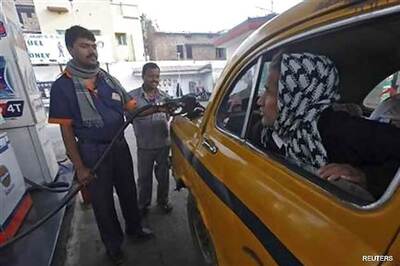 Moily asks PM to appoint panel to examine fuel pricing