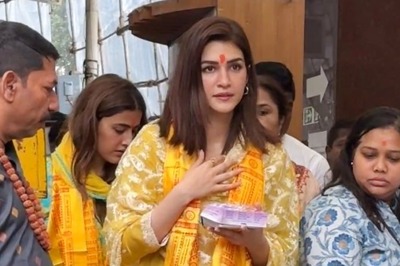 Kriti Sanon Visits Siddhivinayak Temple, Distributes Prasad Days After Winning National Award; Watch