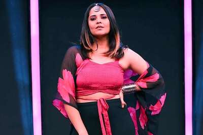 Anasuya Bharadwaj Steals The Lime Light In a Black Number