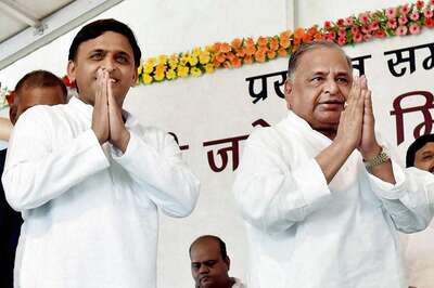 Mulayam Stands With Son Akhilesh in Delhi Cycle Rally, Jolt for Brother Shivpal