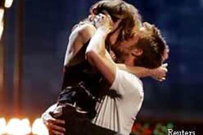 Kiss and Tell: Smooch away for smooth relationship