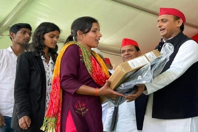 SP Chief Akhilesh Yadav Attacks UP Govt Over Delay in Distributing Laptops, Tablets to Students