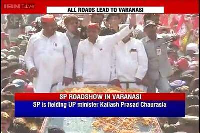 Live: After Rahul, Akhilesh Yadav out on Varanasi streets to woo voters