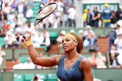 Serena Williams rolls into French Open quarter-finals