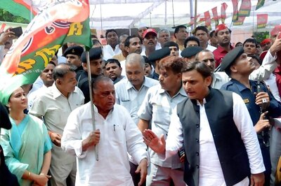 Live: No End to Samajwadi Party Crisis, Old Guard Meet CM Akhilesh