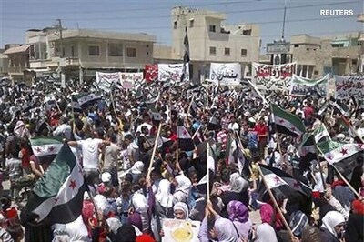 UN suspends Syria monitoring as violence rages