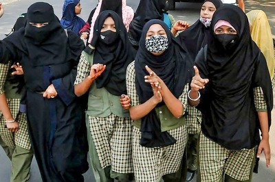 K'taka Hijab Row Escalates as Girls Approach DC, Students Wearing it Barred Entry into College Campus