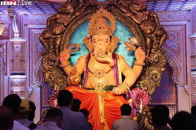 Ganesha idol decked up in 60 kg gold attracts devotees from around the city
