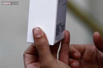 Woman buys Apple phones online, conned into paying $1200 for 2 apples