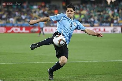 Luis Suarez nets first Uruguay goals since biting ban