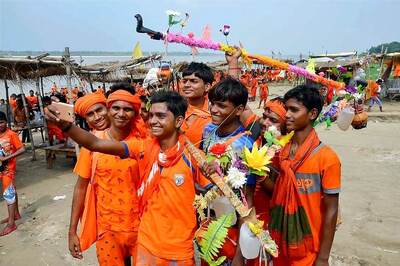 Kanwariyas Given Foot Massages, Food, Medicines by Members of a Muslim Organisation in UP