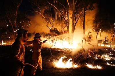 With Hand on Heart, Australian Firefighters Mourn Colleague Killed in Bushfire