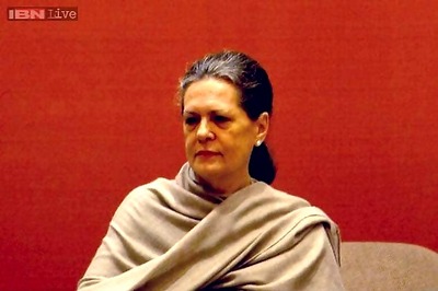 Sonia holds strategy session with Congress leaders