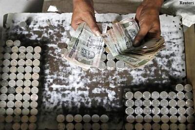 Rupee pauses, falls one paisa to 63.38 before US Fed meeting