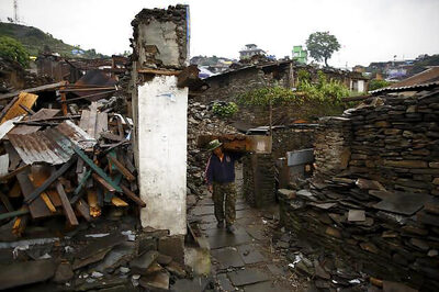 Nepalis return to quake epicentre to rebuild stone by stone