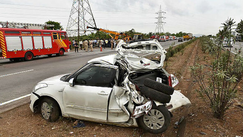 Delhi Accident: BMW Crashes into Another Car, Auto Injuring Four