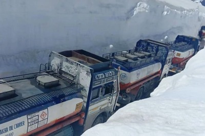 Tourists Stuck in 4km Traffic Jam in Manali After Fresh Snowfall Brings Vehicular Movement to Halt