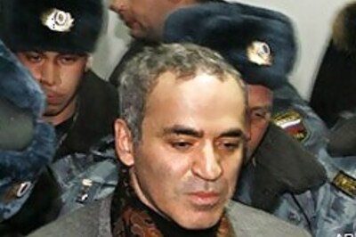 Chess legend Kasparov beaten by cops, detained