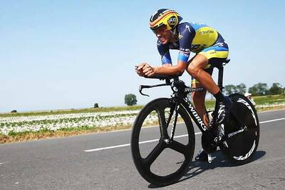 Alberto Contador risks all to attack Chris Froome on downhill