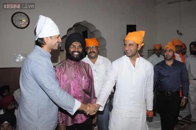 Snapshot: Vivek Oberoi campaigns for his mother-in-law in Bangalore