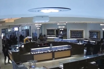 20 Robbers Storm Into Jewellery Store, CCTV Video of Dramatic Heist Surfaces | Watch
