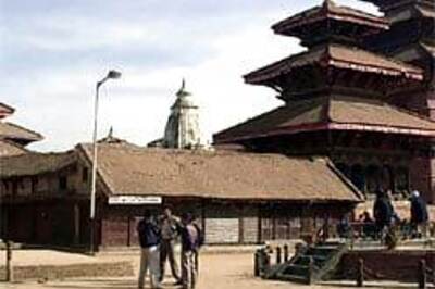 Police stop Maoists from crossing over