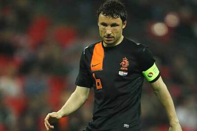 Dutch captain Van Bommel quits internationals