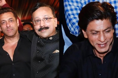 Salman Khan Gets Pyaari Pappi, Shah Rukh Khan Poses With Fans At Baba Siddique's Iftar Party | Videos