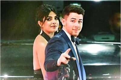 Priyanka Chopra, Nick Jonas Twin as They Decorate Cookies, Wish All on Christmas