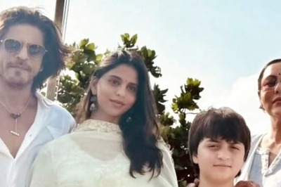 Shah Rukh Khan Shares Heartwarming Independence Day Photo with Gauri, Suhana, and AbRam; See Here