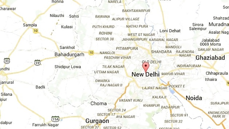 Delhi: Lamborghini rams into road divider, driver flees