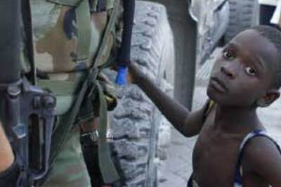 Quake-hit Haiti gets aid, doctors fear disease risk